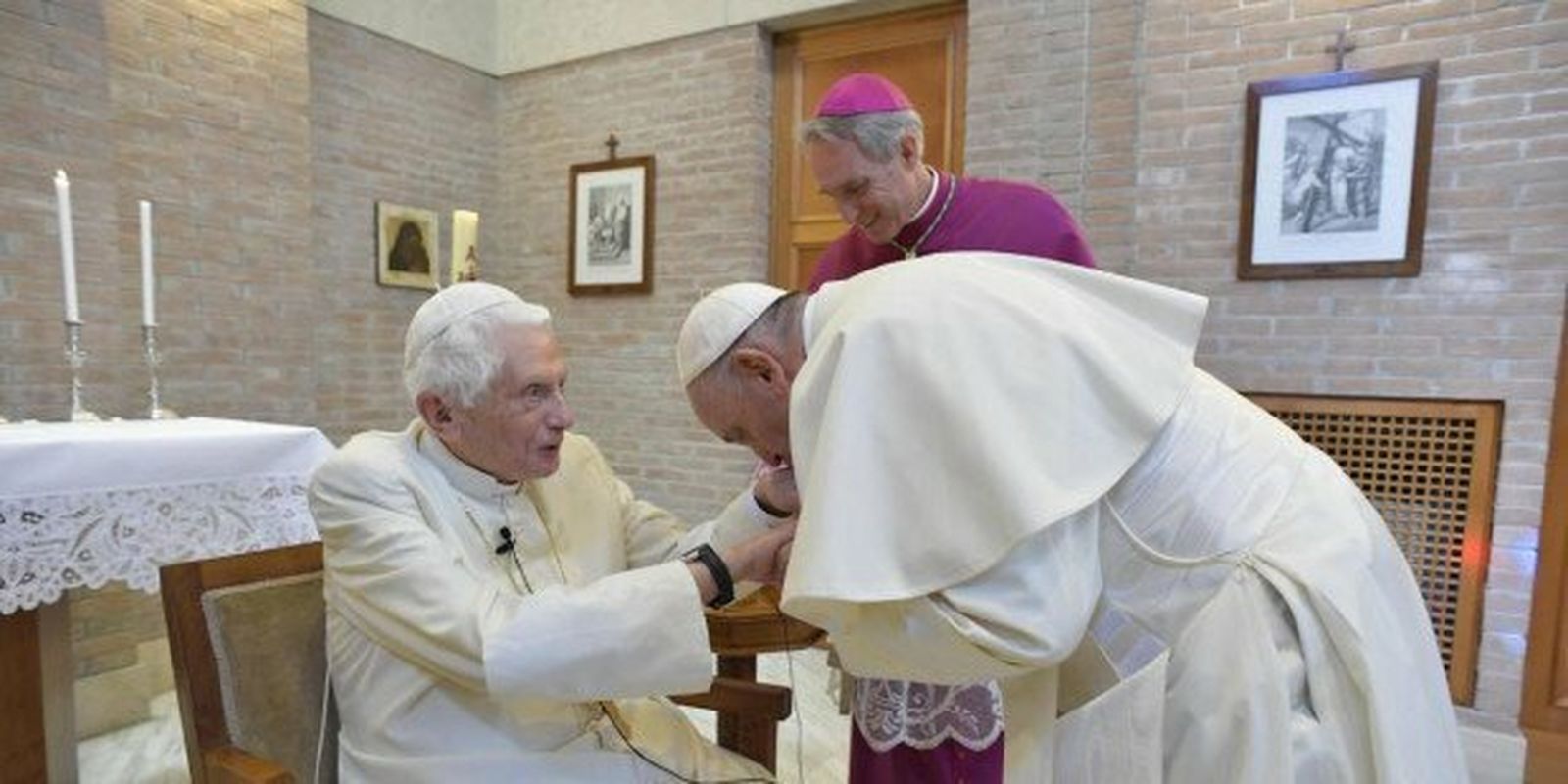 Bergoglio besa la mano de Ratzinger