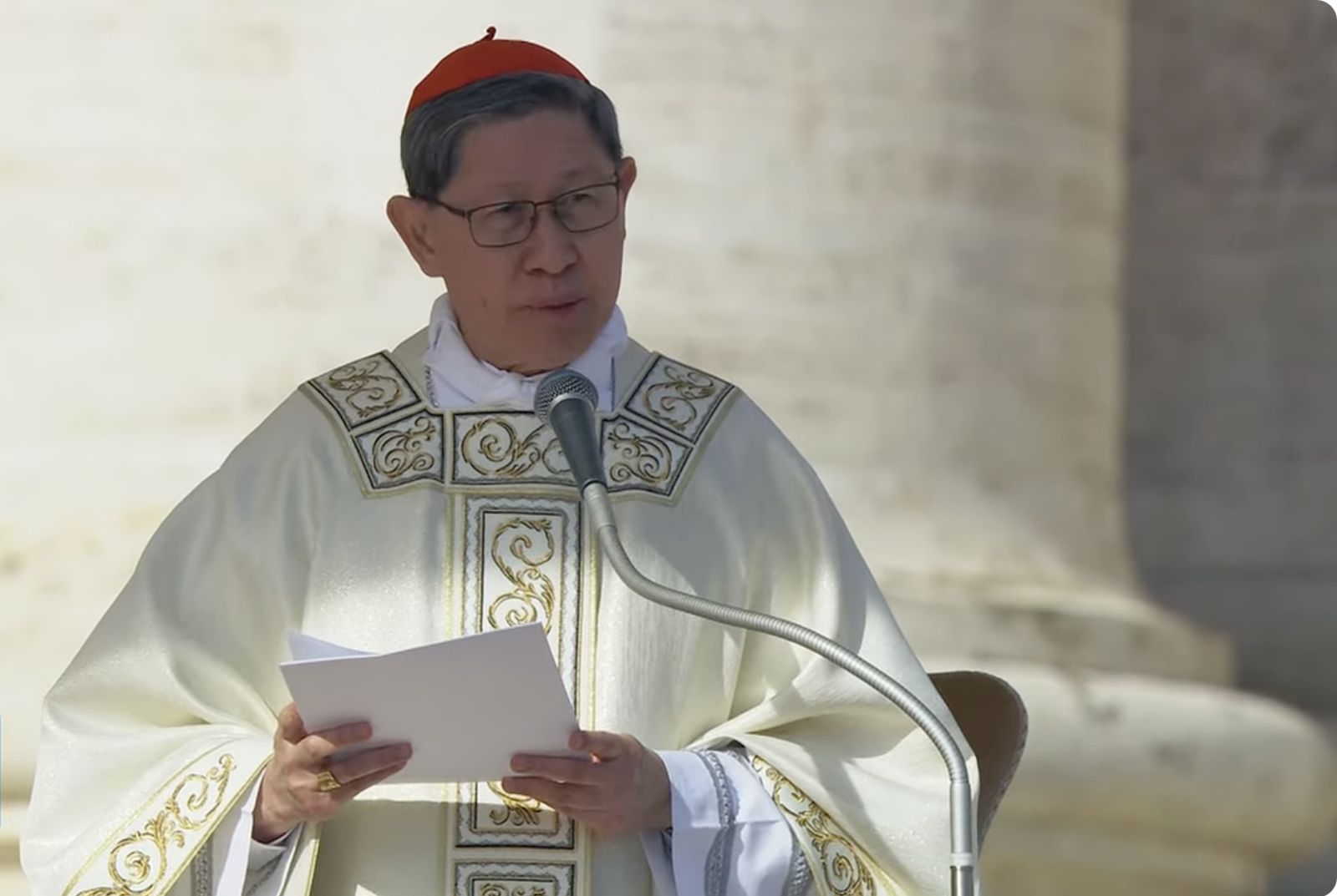 El cardenal Tagle pronuncia la homilía en nombre del Papa