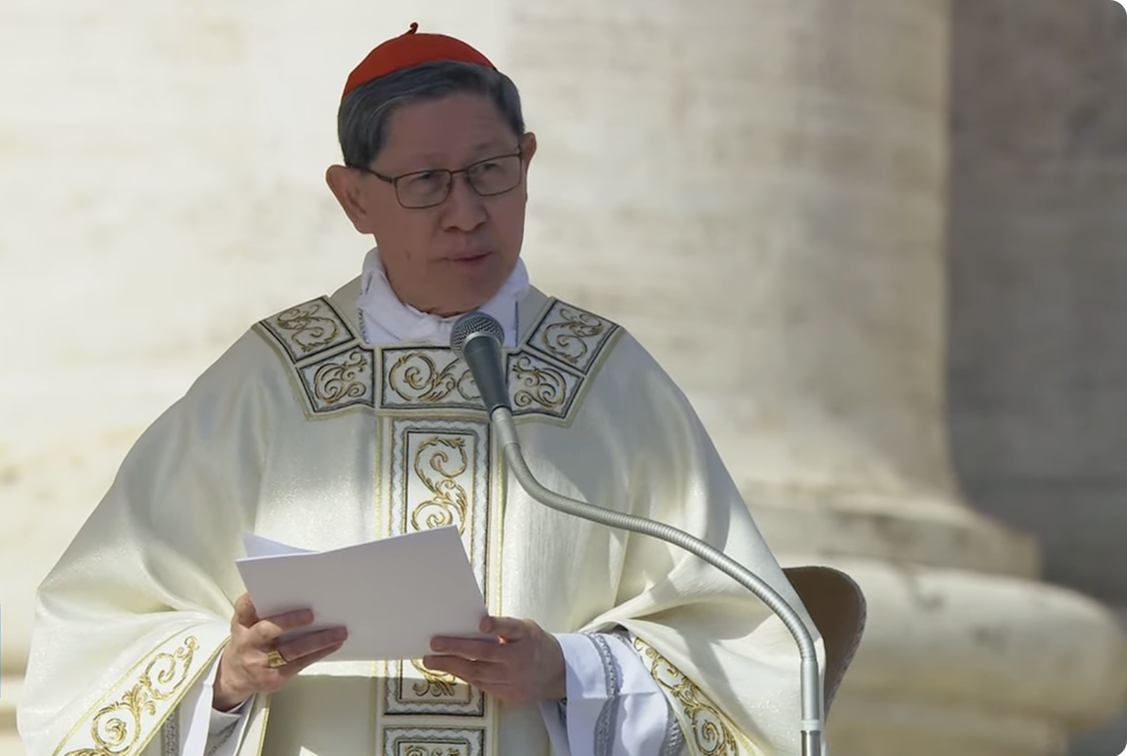 El cardenal Tagle pronuncia la homilía en nombre del Papa