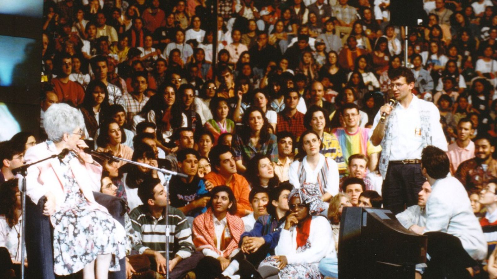 Chiara Lubich responde a las preguntas de los jóvenes reunidos en el Palaeur de Roma para el Genfest 1995. (Foto: Archivo del Centro Chiara Lubich).