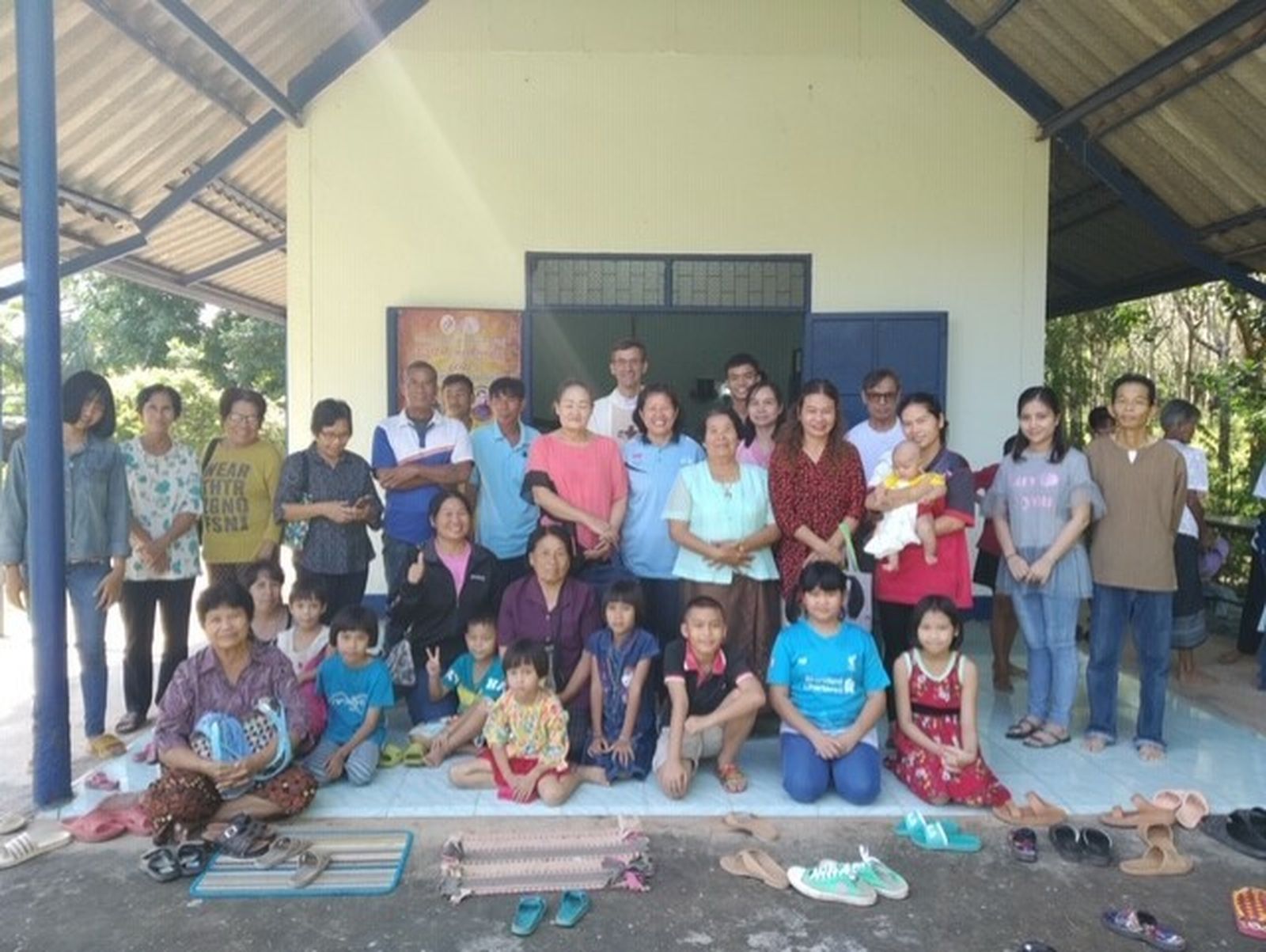 El misionero español en una de sus comunidades