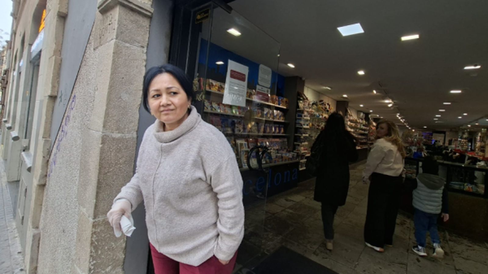 Rocío Chamorro, en su establecimiento, situado en el punto donde en el futuro se extenderá la escalinata de la fachada de la Gloria.