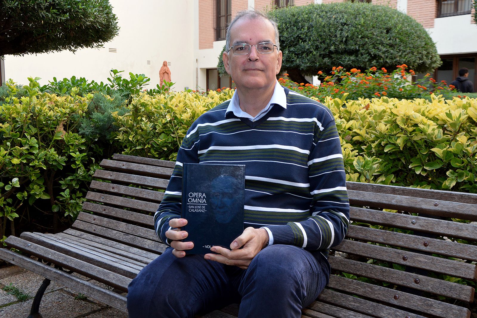 El profesor investigador de la UCV, Ricardo Cerverón, con un volumen de Opera Omnia de san José de Calazsanz