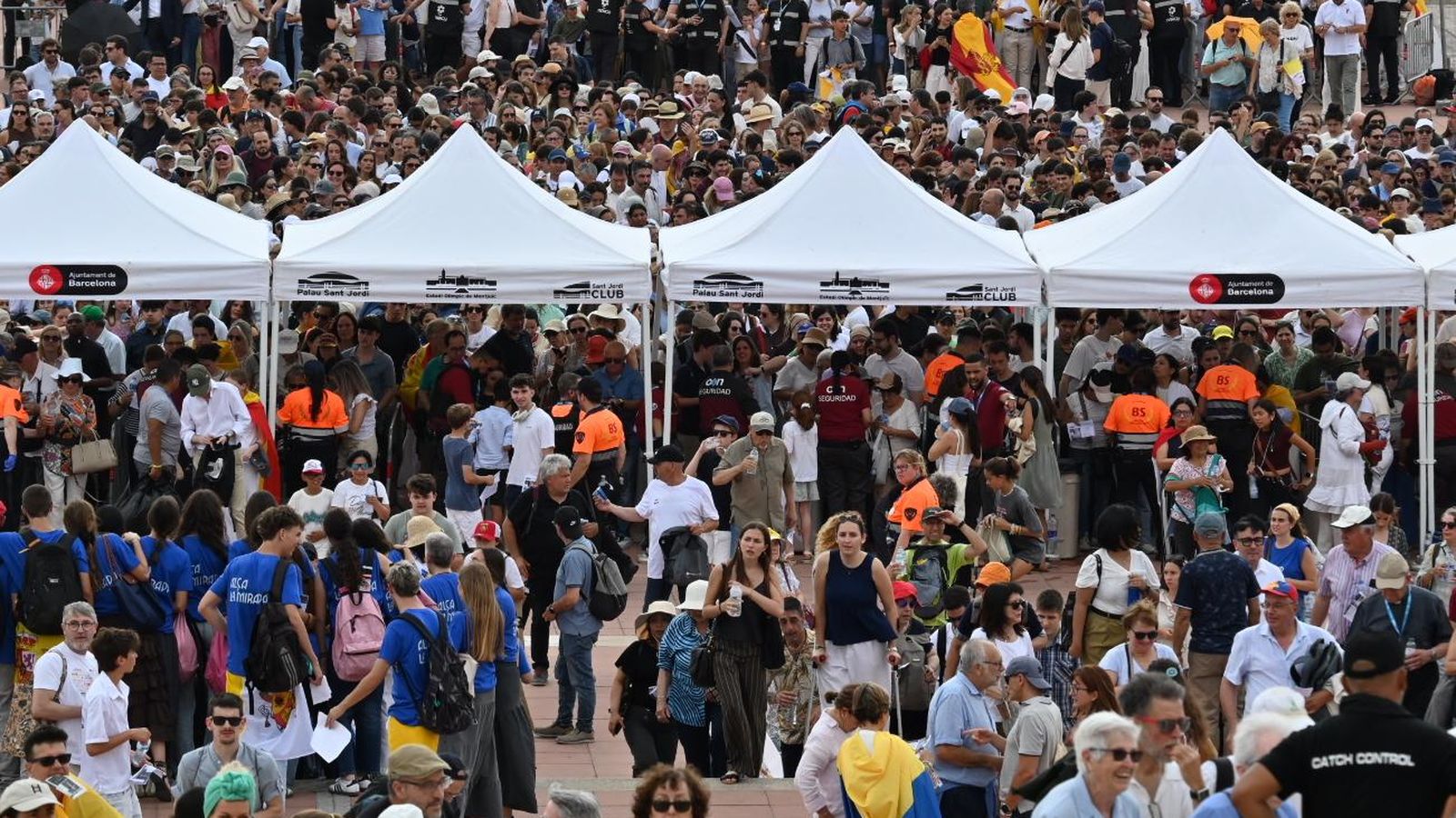 Jóvenes entrando en Montjuic