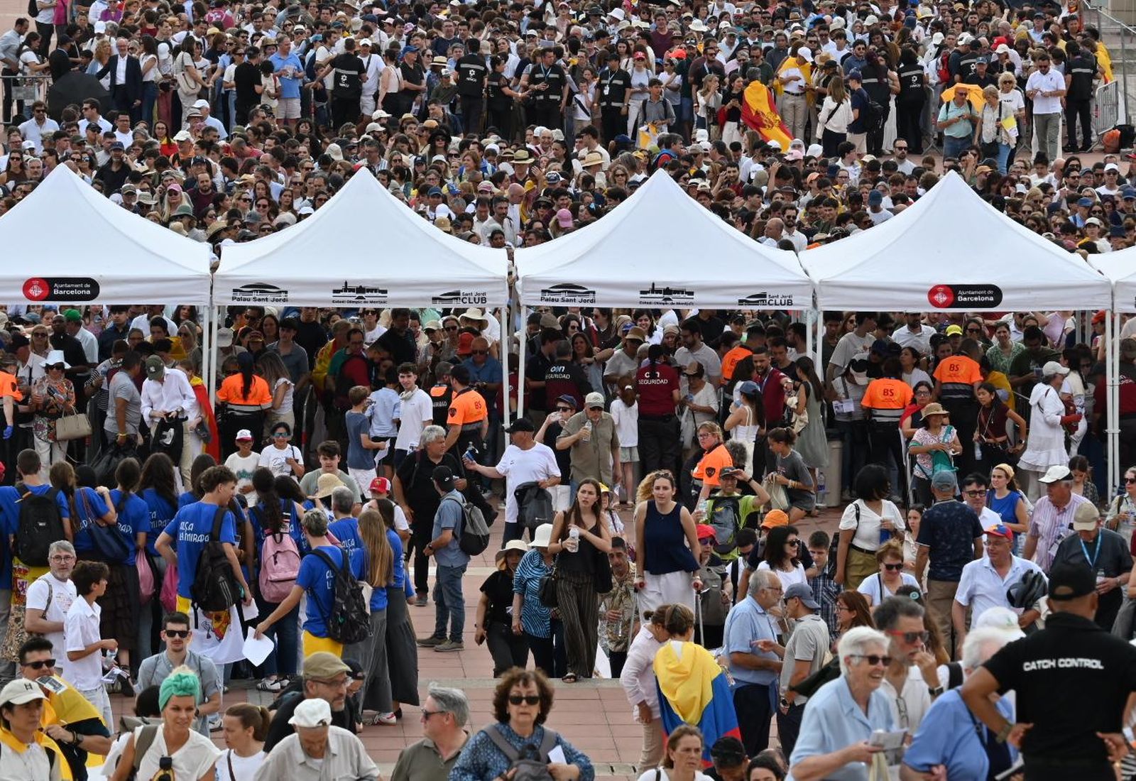 Jóvenes entrando en Montjuic