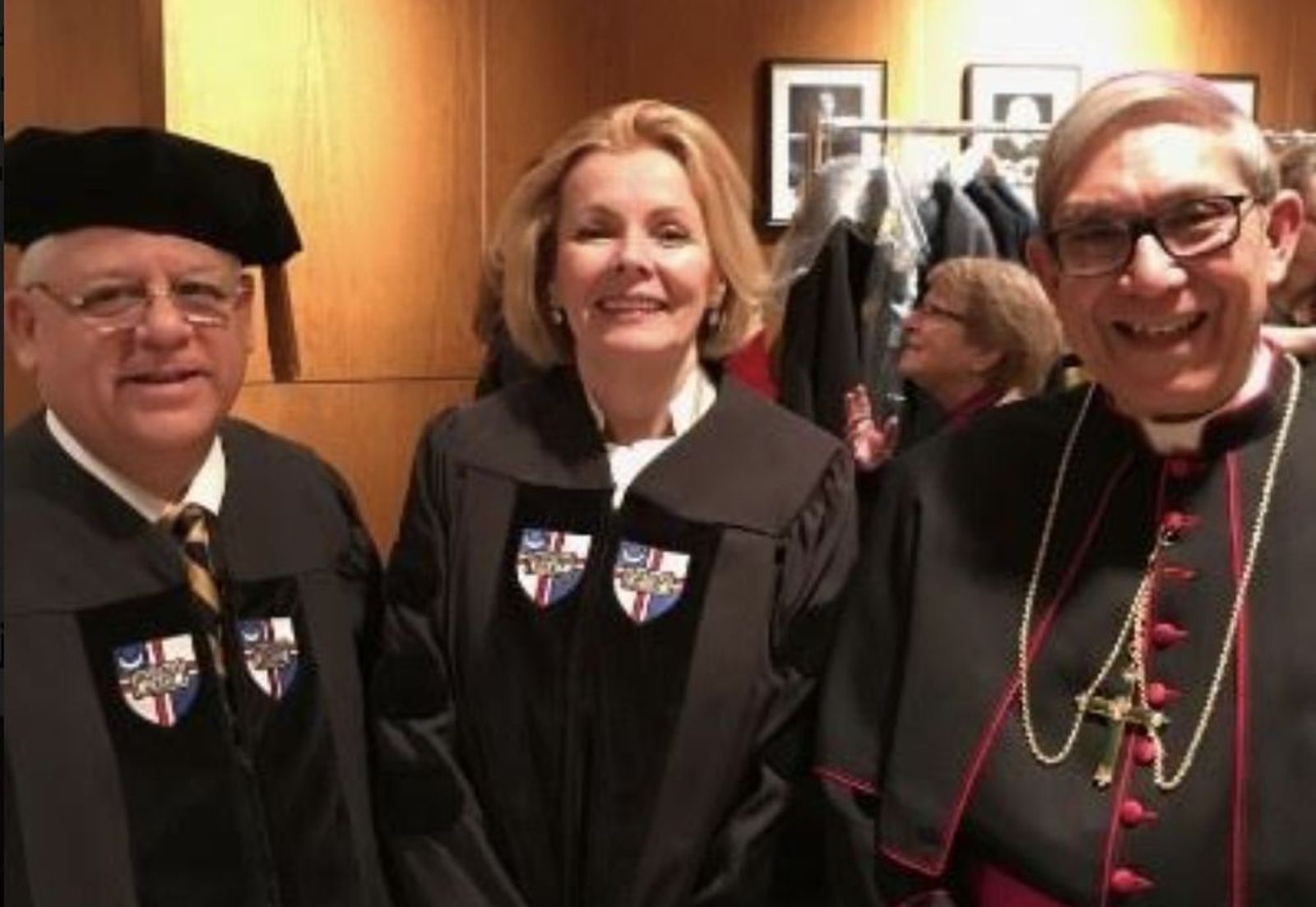 Doctorado por la Universidad Católica de América