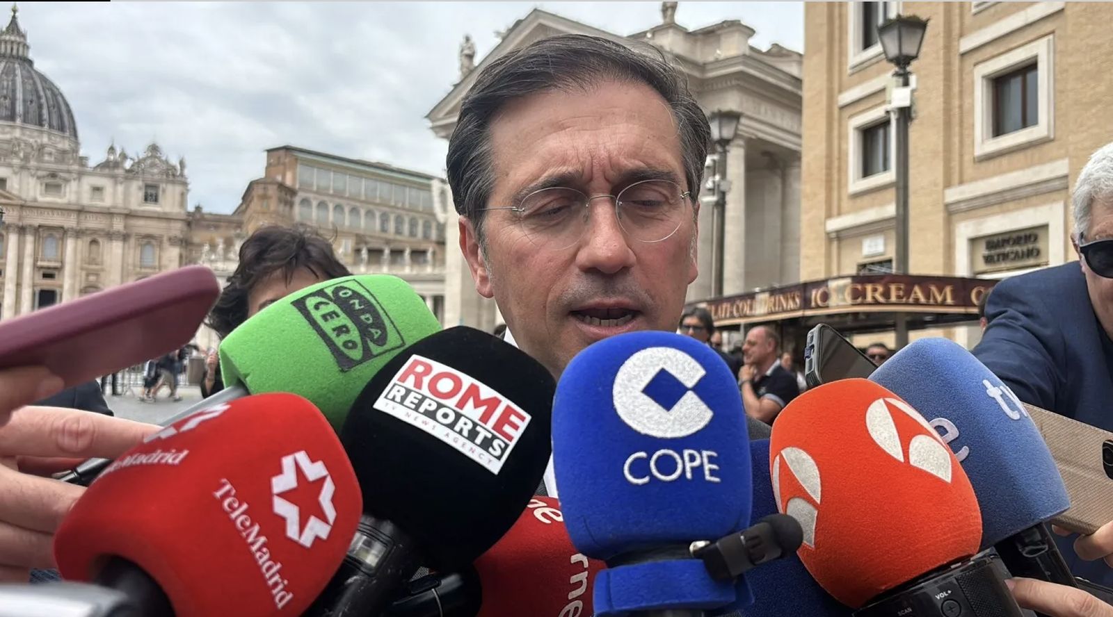 Albares, tras su encuentro con el Papa