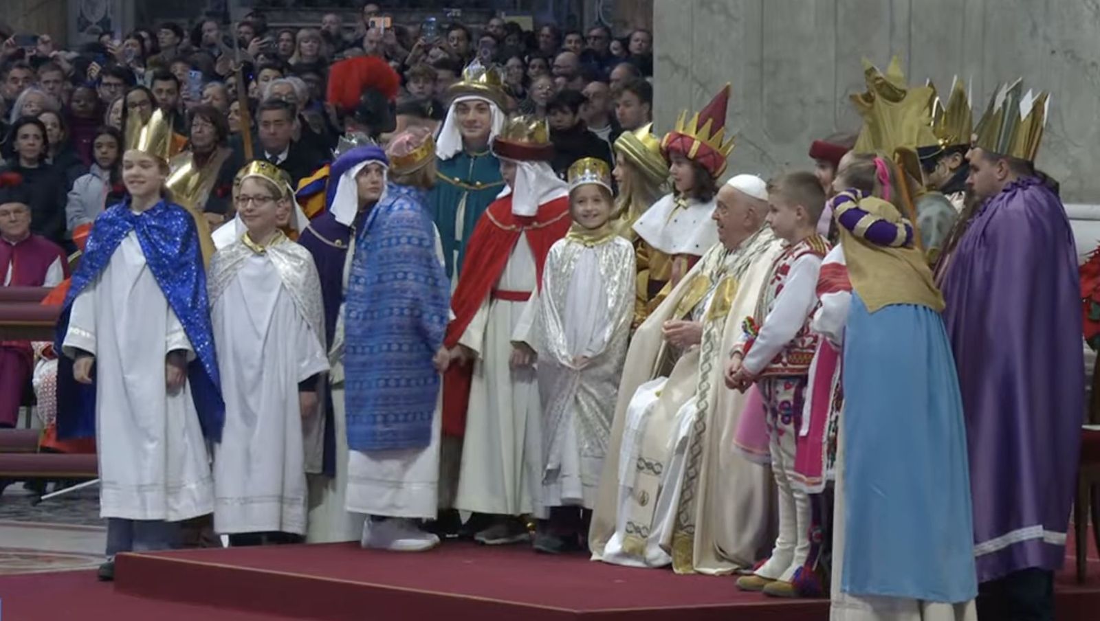 El Papa, con niños vestidos de Reyes