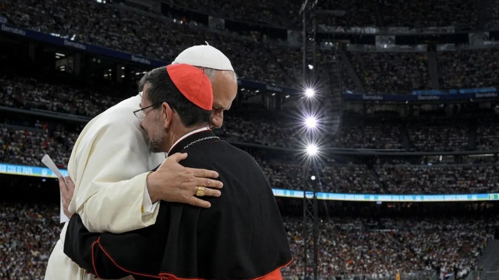 CEl Papa abraza al cardenal Cobo