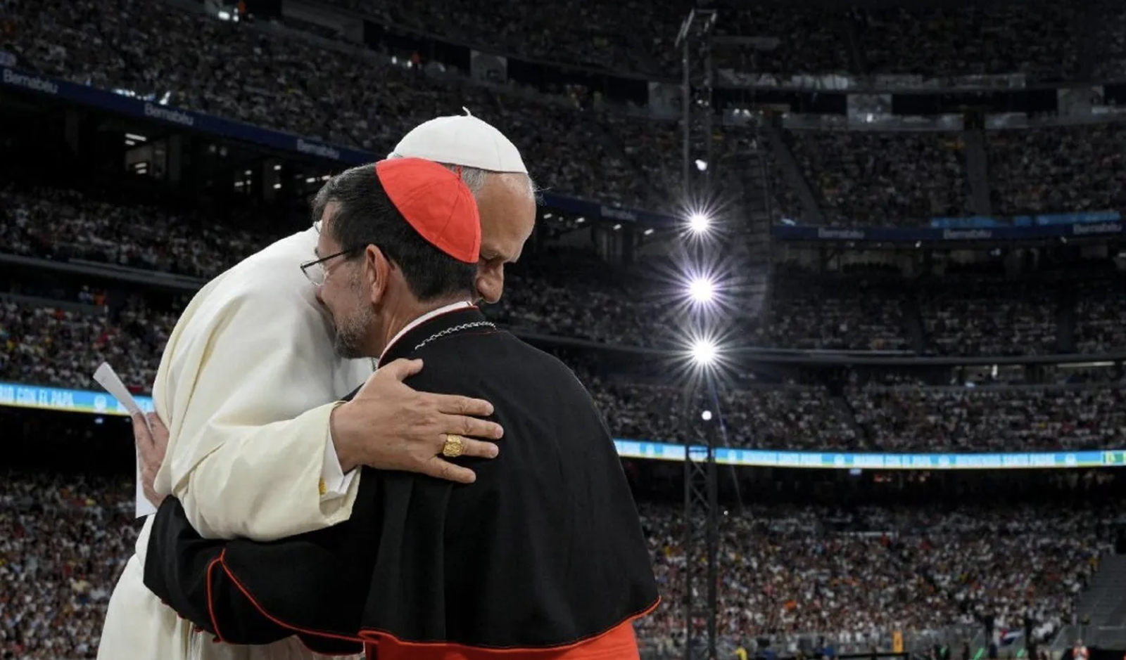 CEl Papa abraza al cardenal Cobo