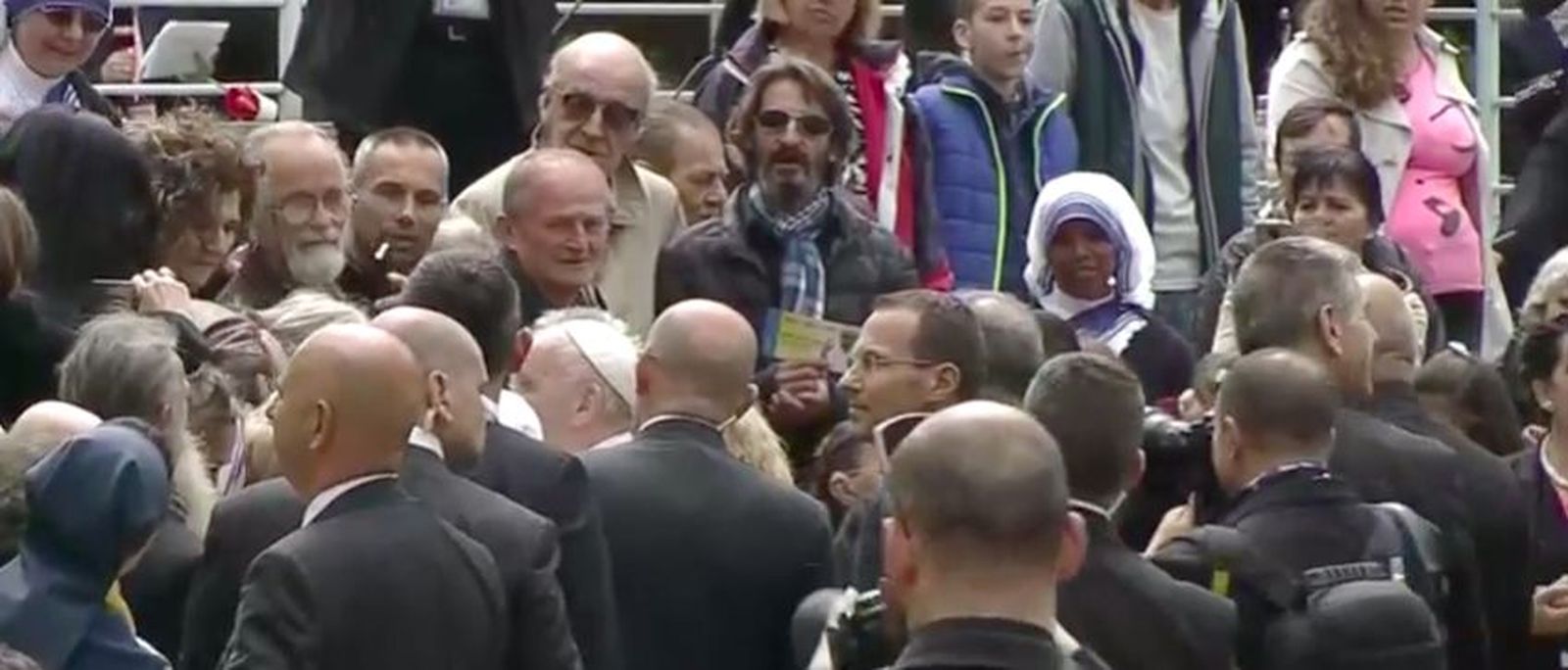 Francisco, rodeado de los más pobres