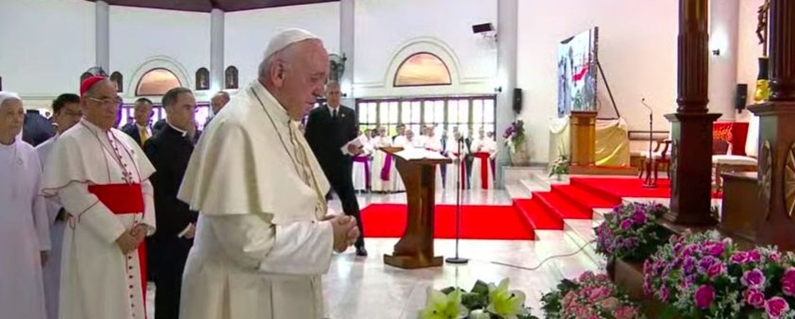 Francisco ora en la parroquia de San Pedro