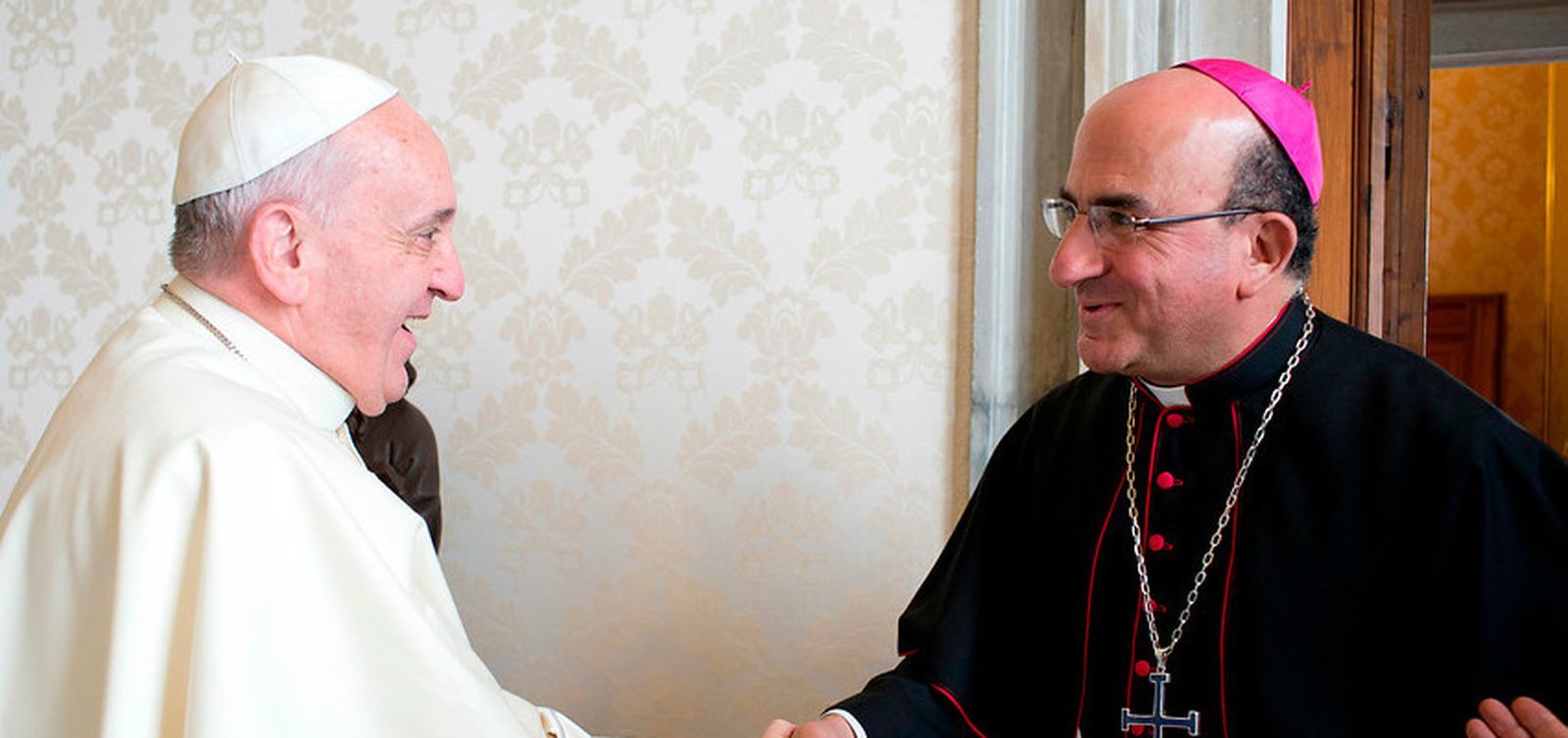 El arzobispo de Concepción, Fernando Chomali, saluda al Papa