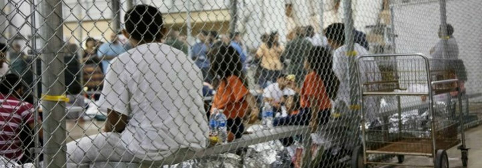 Niños migrantes separados de sus familias viven en una jaula en una instalación en Texas