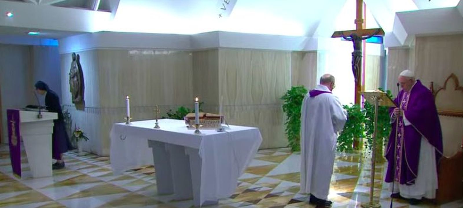 Un momento de la misa de hoy en Santa Marta