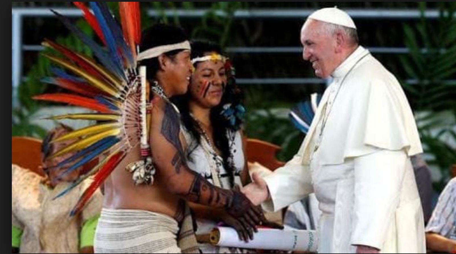 El Papa saluda a Luis Tayori