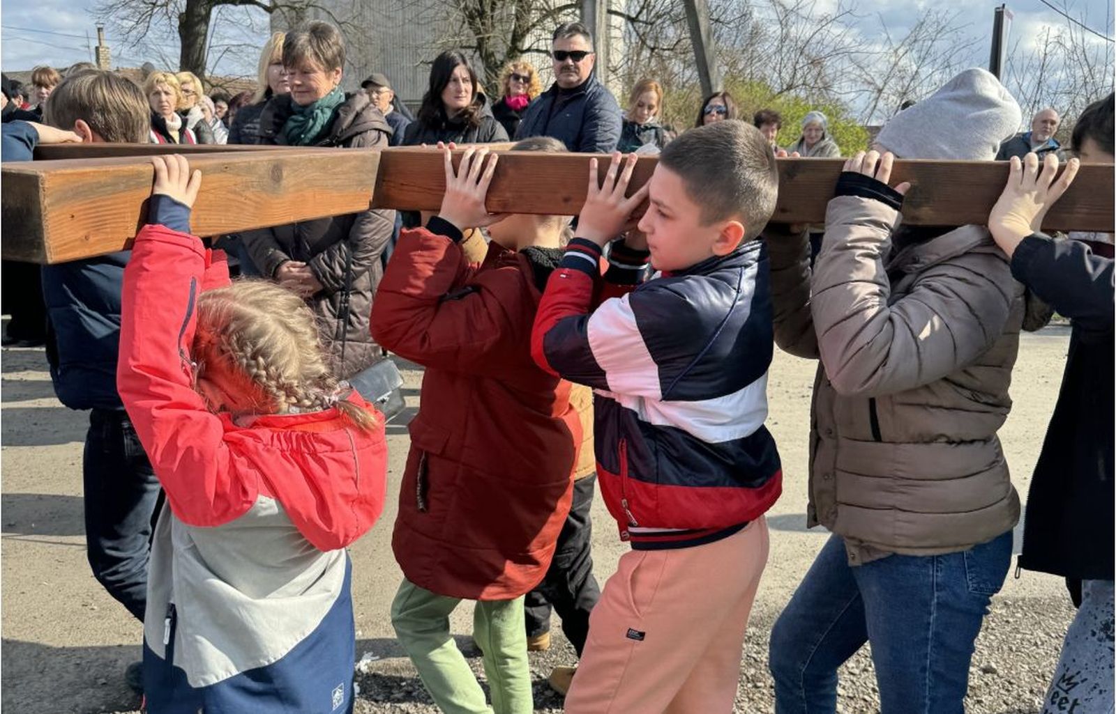 Nños ucranianos en el via crucis de Mukachevo