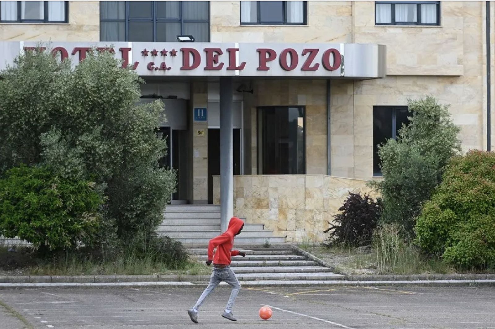 Uno de los migrantes acogidos delante de las instalaciones que gestiona San Juan de Dios