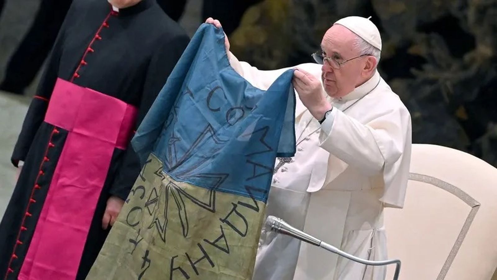 El papa mostrando una bandera de Ucrania