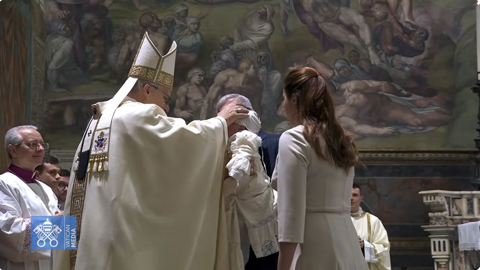 El Papa hace la señal de la cruz a un bebé