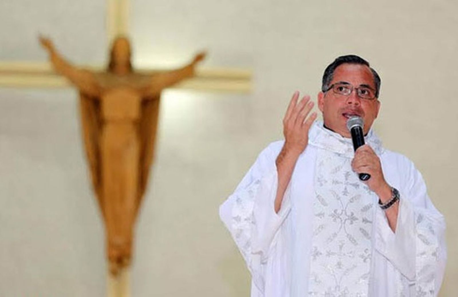 P. Héctor Treminio, sacerdote nicaragüense exiliado en Granada