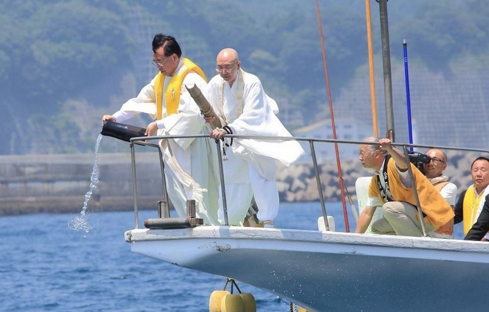 Yamanouchi conmemorando a los muertos del tsunami