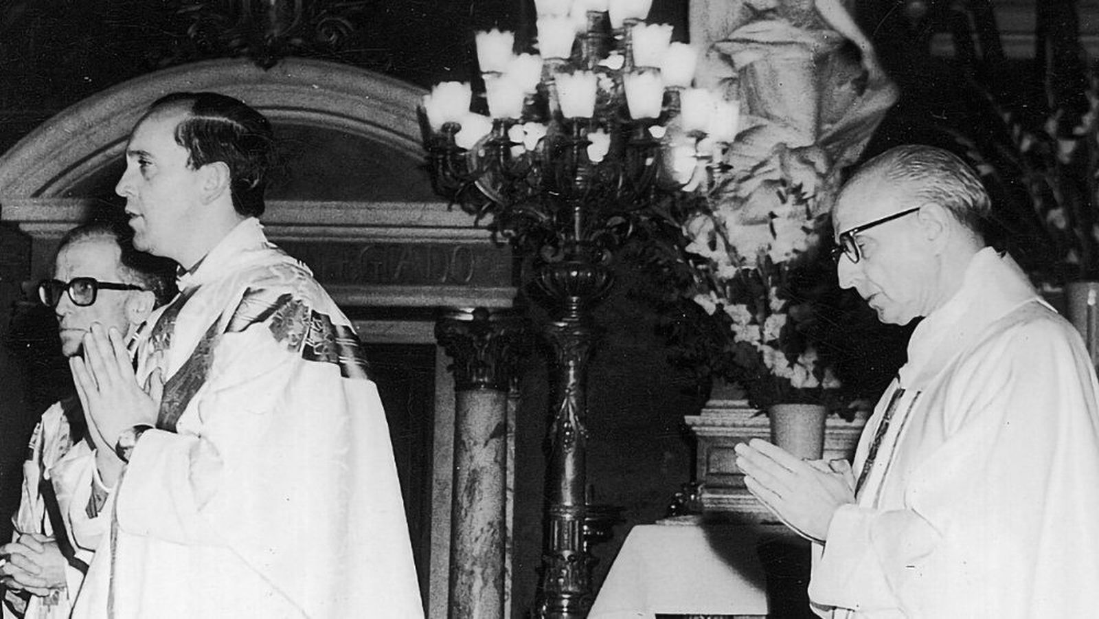 Bergoglio canta misa. Detrás, el padre Arrupe