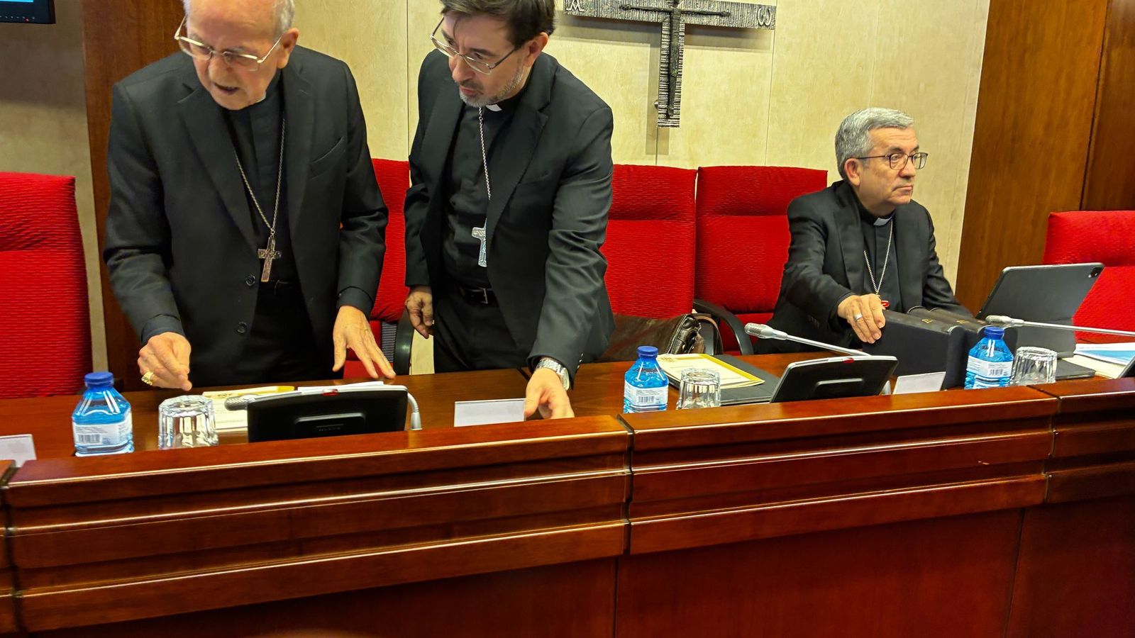 Osoro, Cobo y Argüello, en la mesa presidencial de la CEE