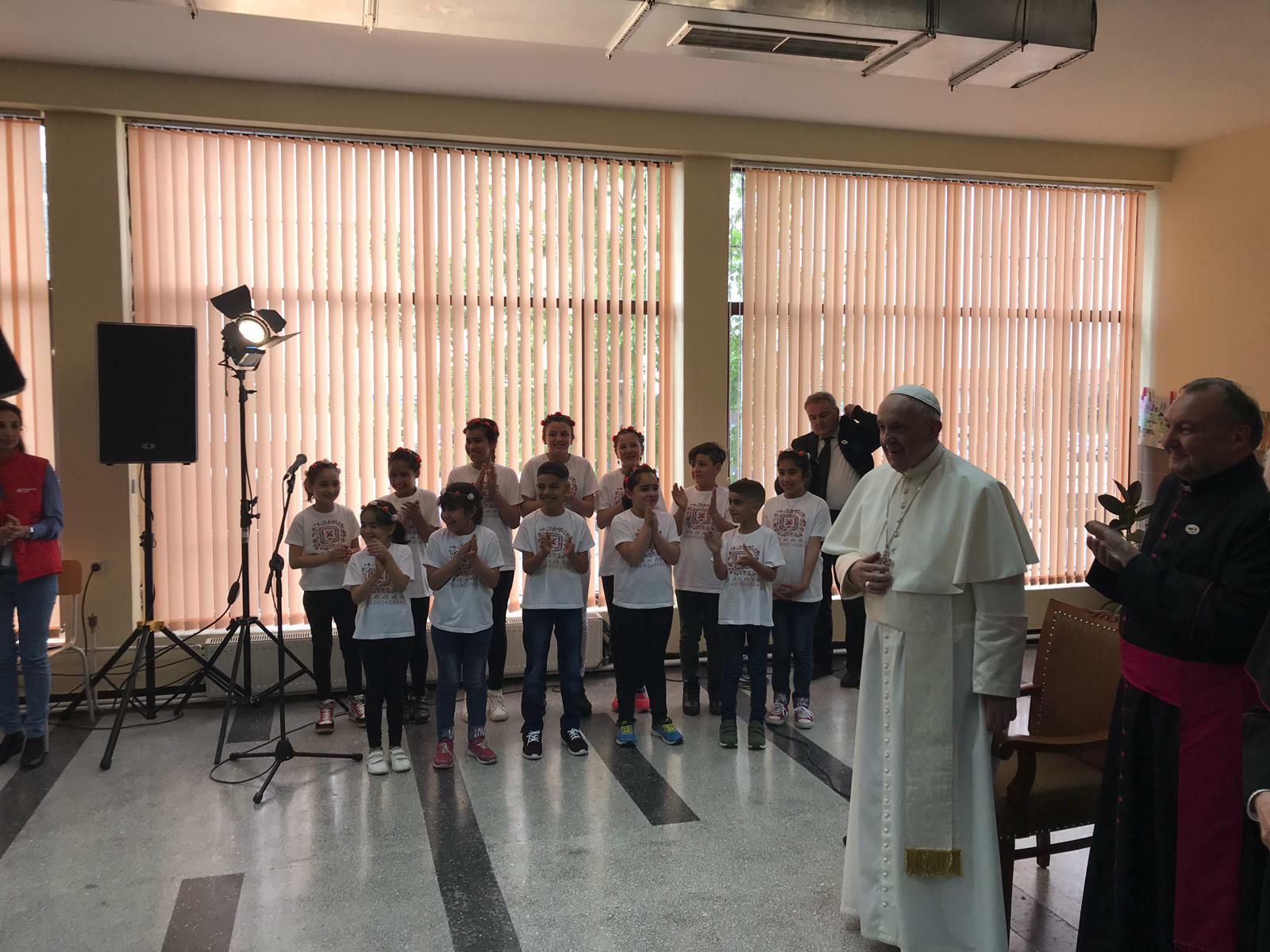 Francisco escucha a los menores refugiados