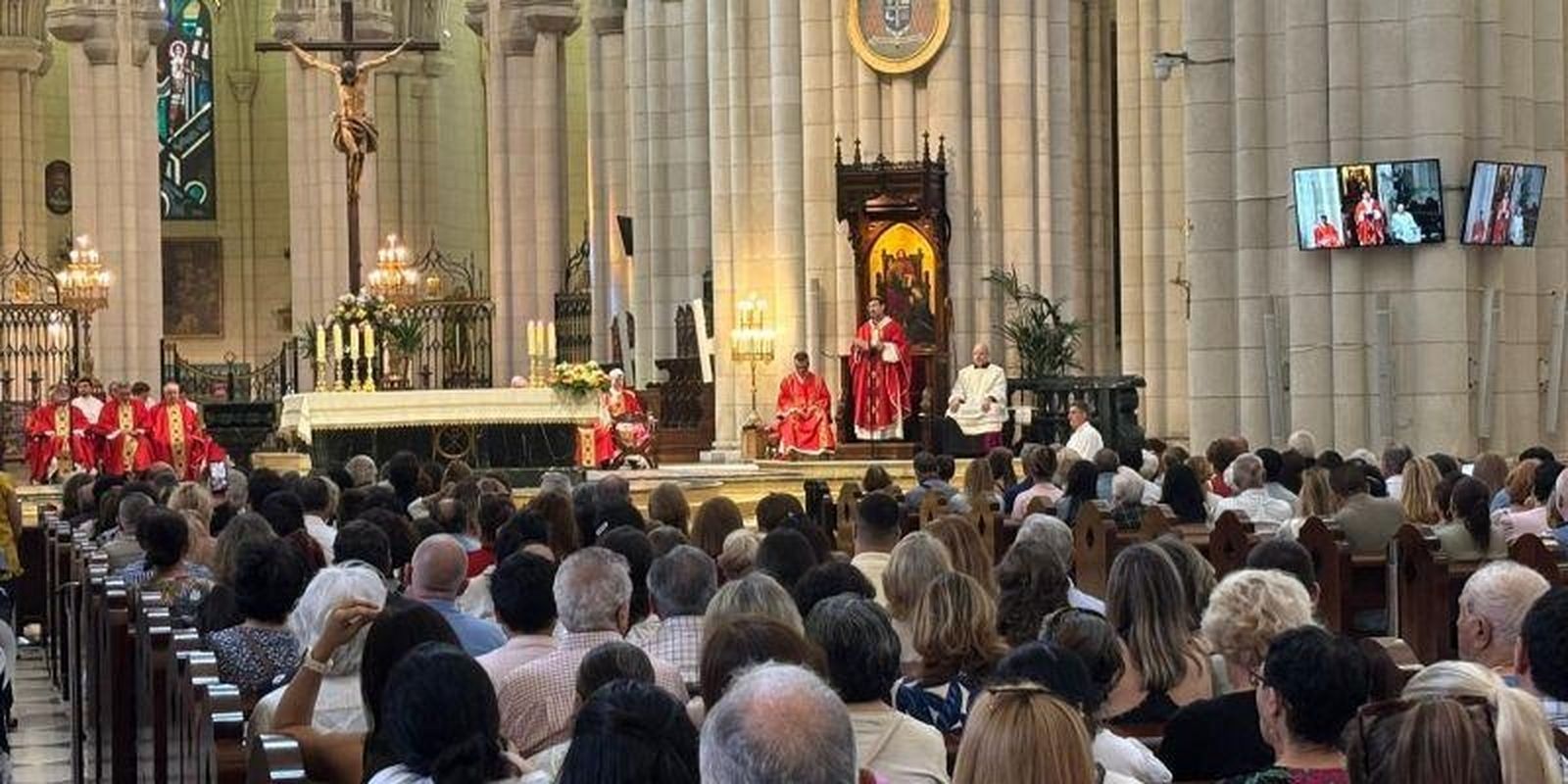 El cardenal José Cobo celebra la misa de Pentecostés en la Almudena