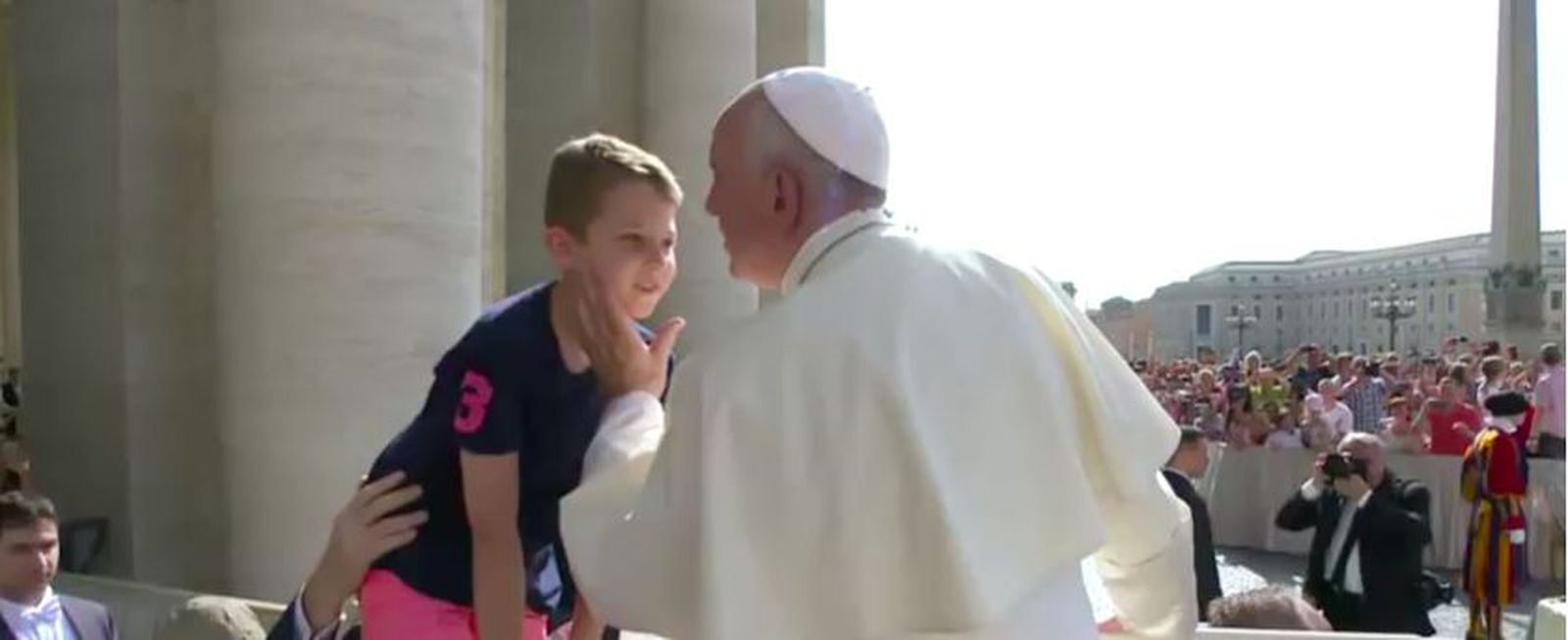Francisco besa a un niño durante la Audiencia