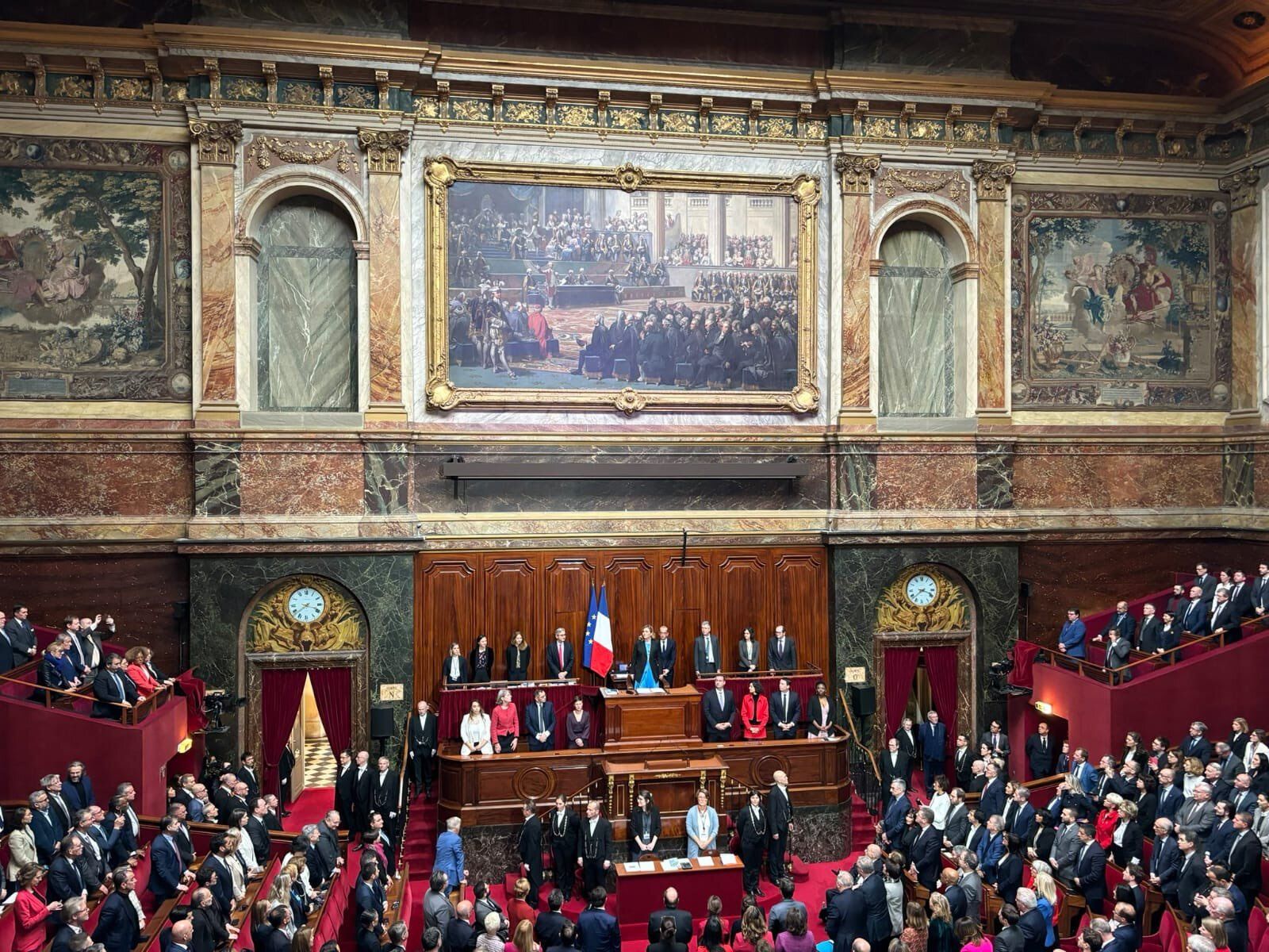 La Asamblea francesa vota incluir el aborto como derecho en la Constitución