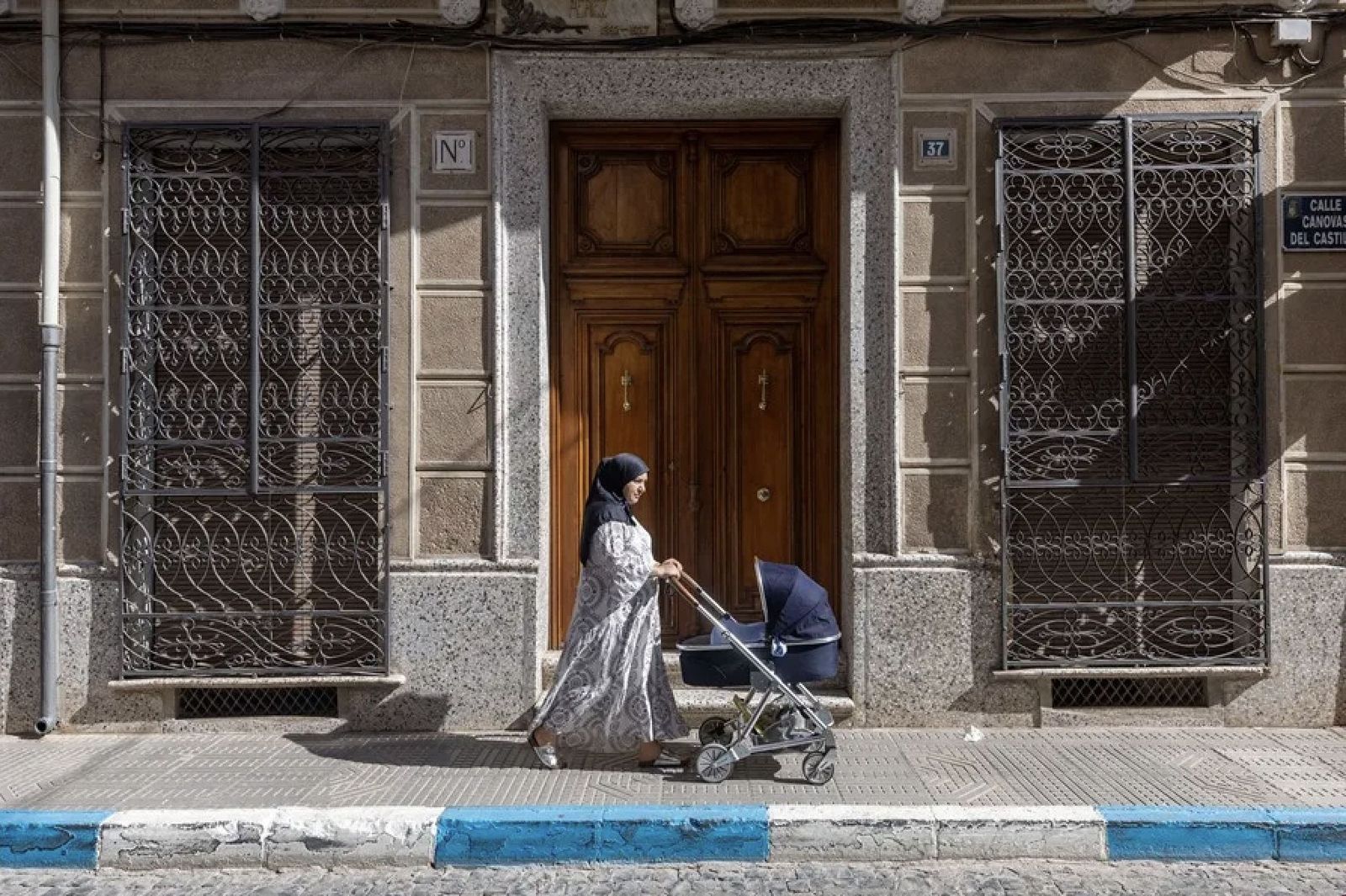Una mujer de origen marroquí camina con el carrito de su bebé por Jumilla