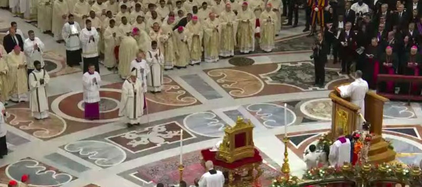 Francisco, durante su oración ante el niño Jesús