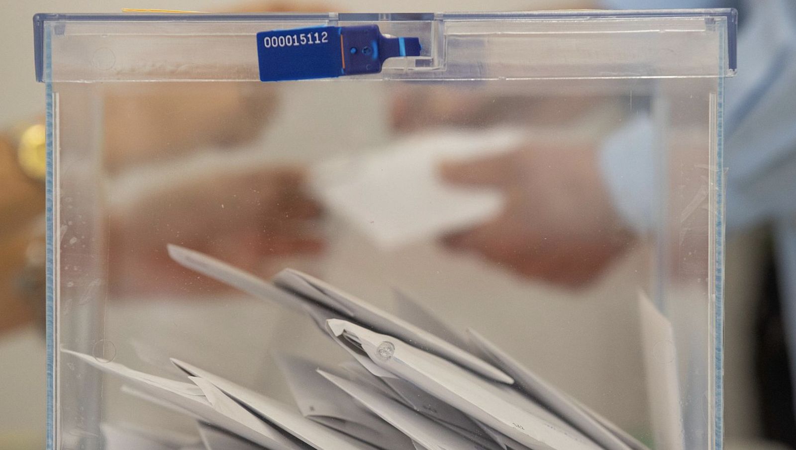 Papeletas en una urna