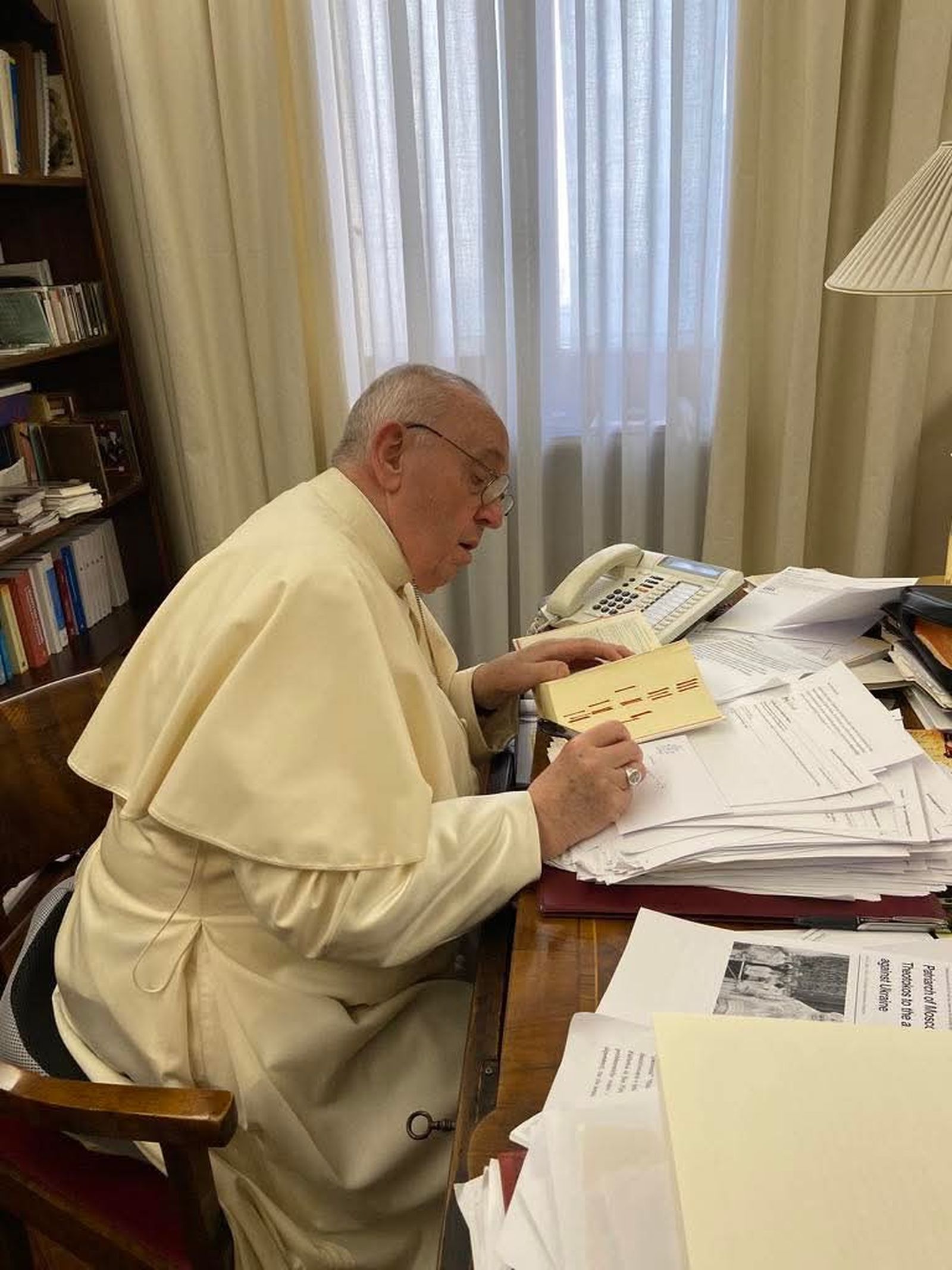 Francisco en su escritorio