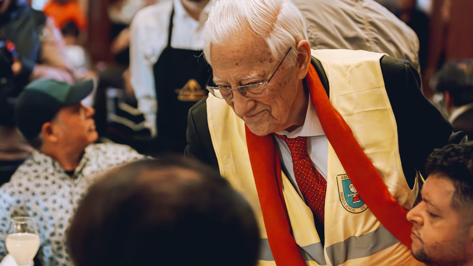 El padre Ángel, durante la cena de Nochebuena