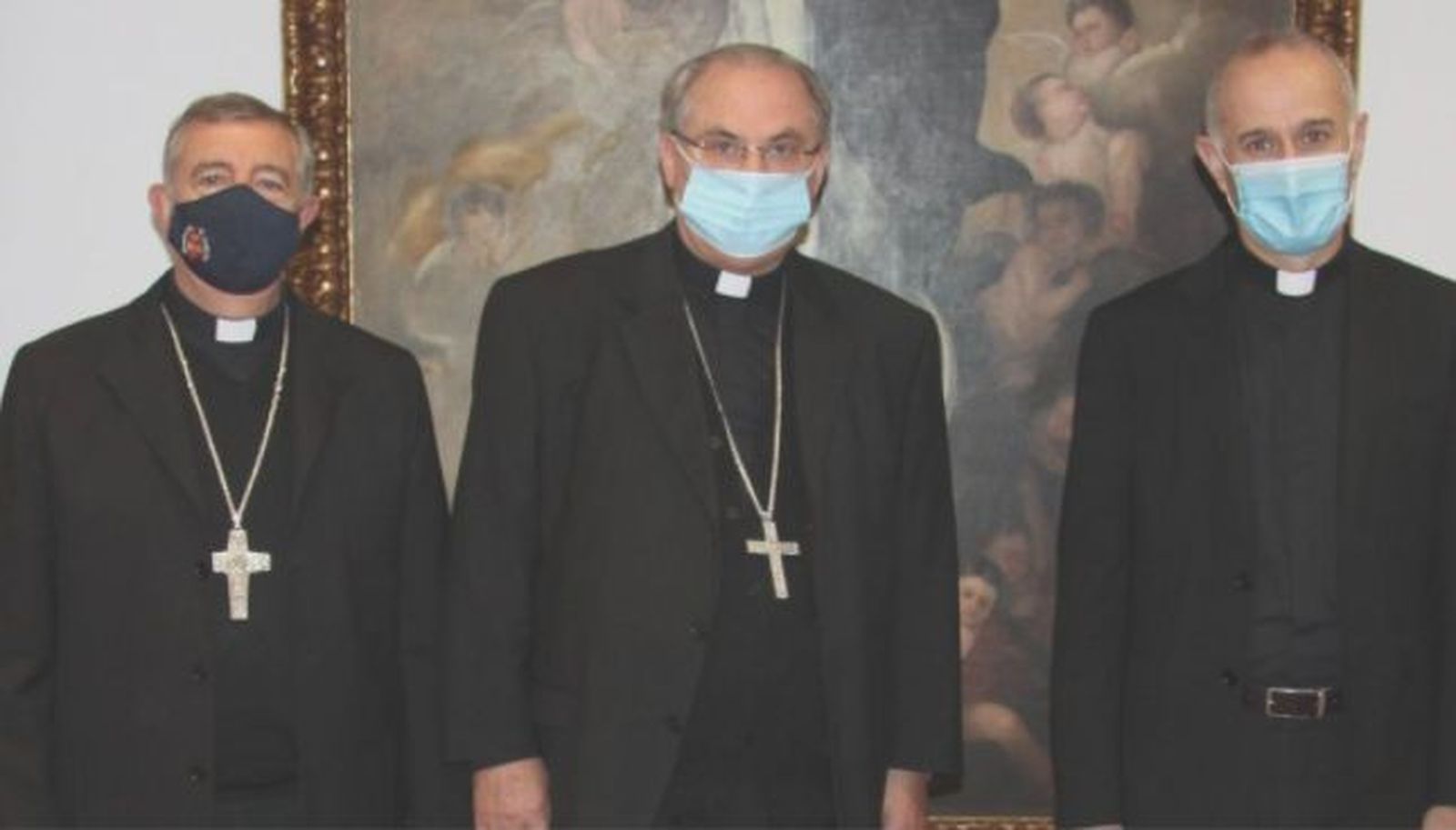 Los obispos extremeños sostienen que la prohibición de comulgar en la boca "limita los derechos de los fieles"