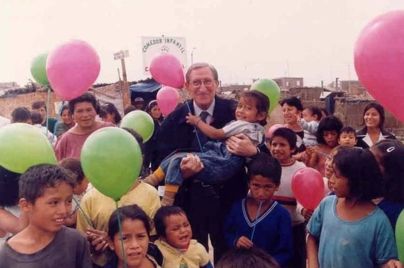 P. Patxi Loidi, con niños en Perú
