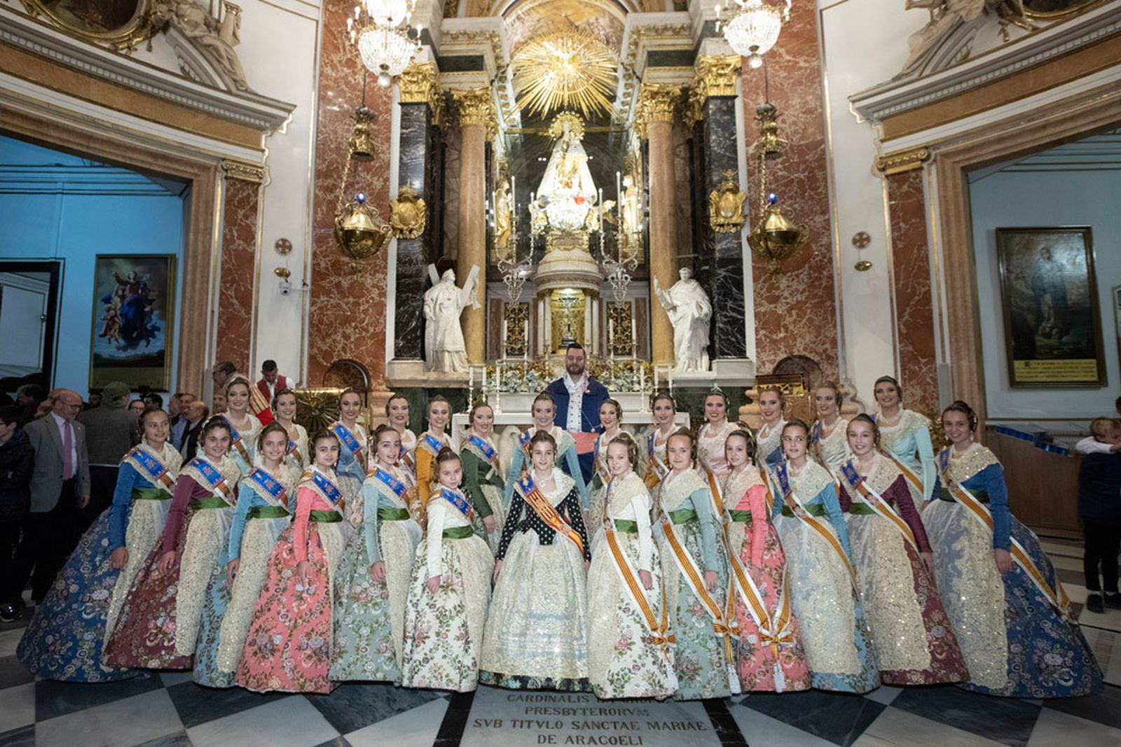 Las Fallas comienzan sus fiestas a los pies de la Virgen de los Desamparados