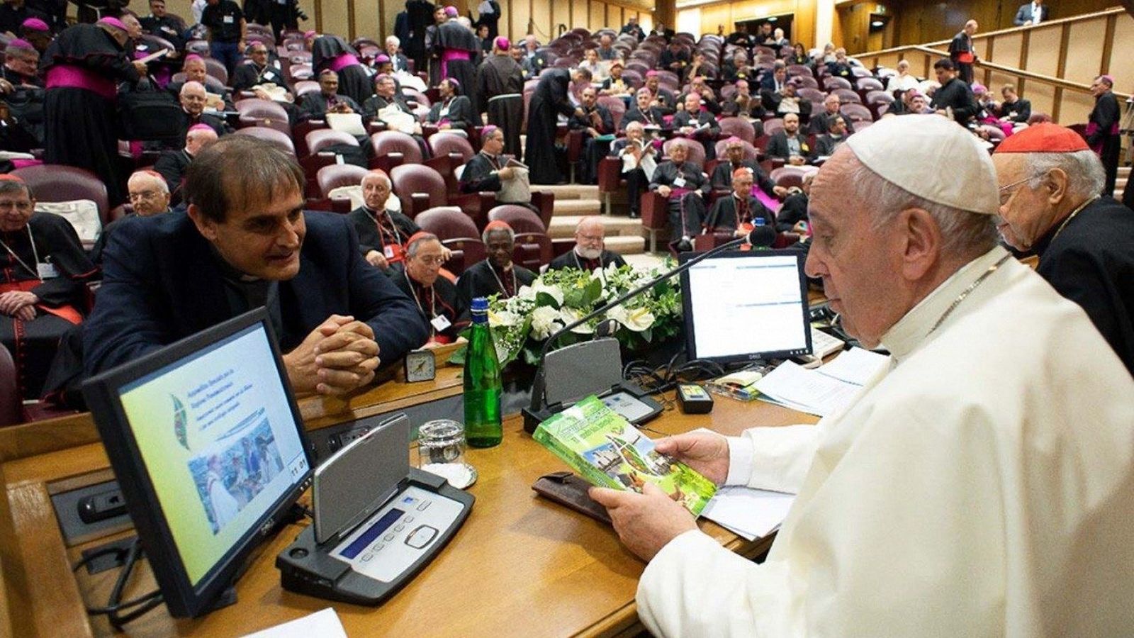 Maertin Lasarte, con Francisco, durante el Sínodo de la Amazonia