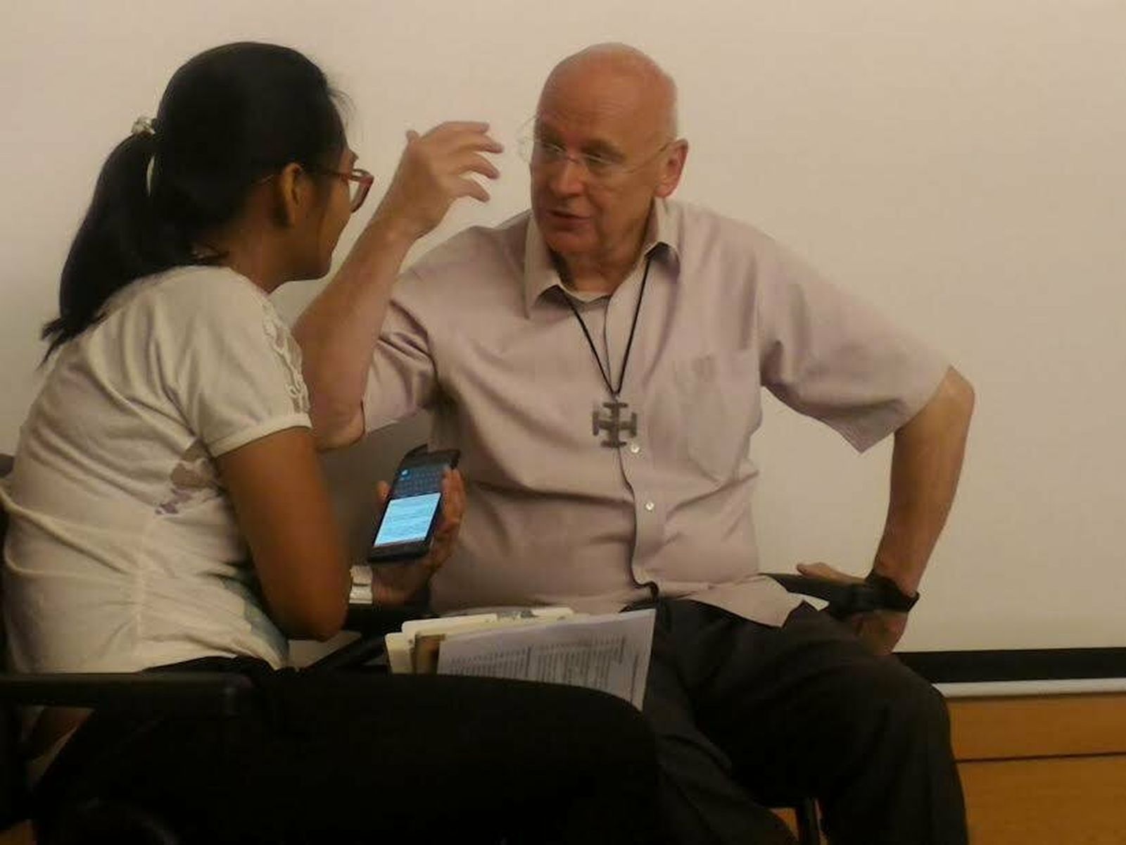 El benedictino Laurence Freeman, impartiendo clase de meditación cristiana