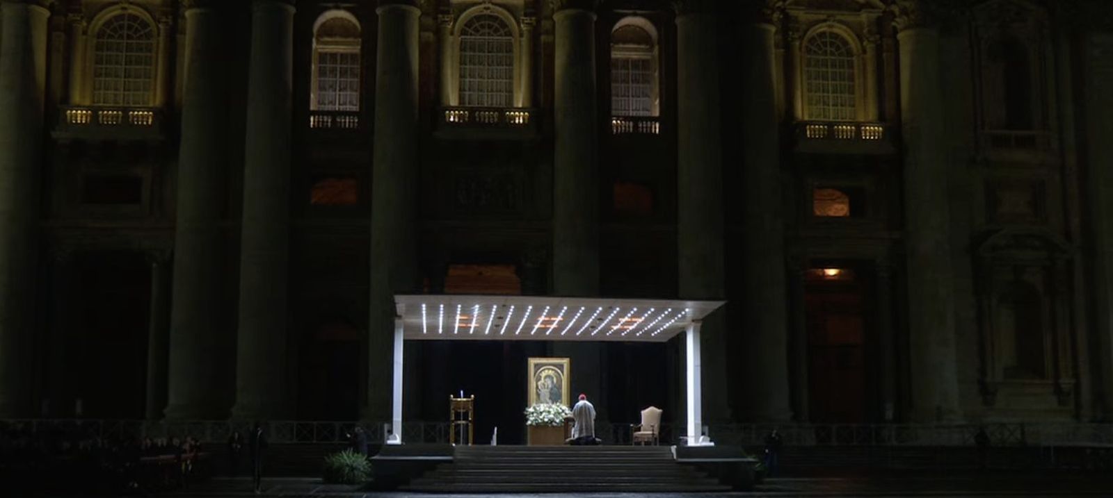 Parolin, arrodillado rezando el Rosario