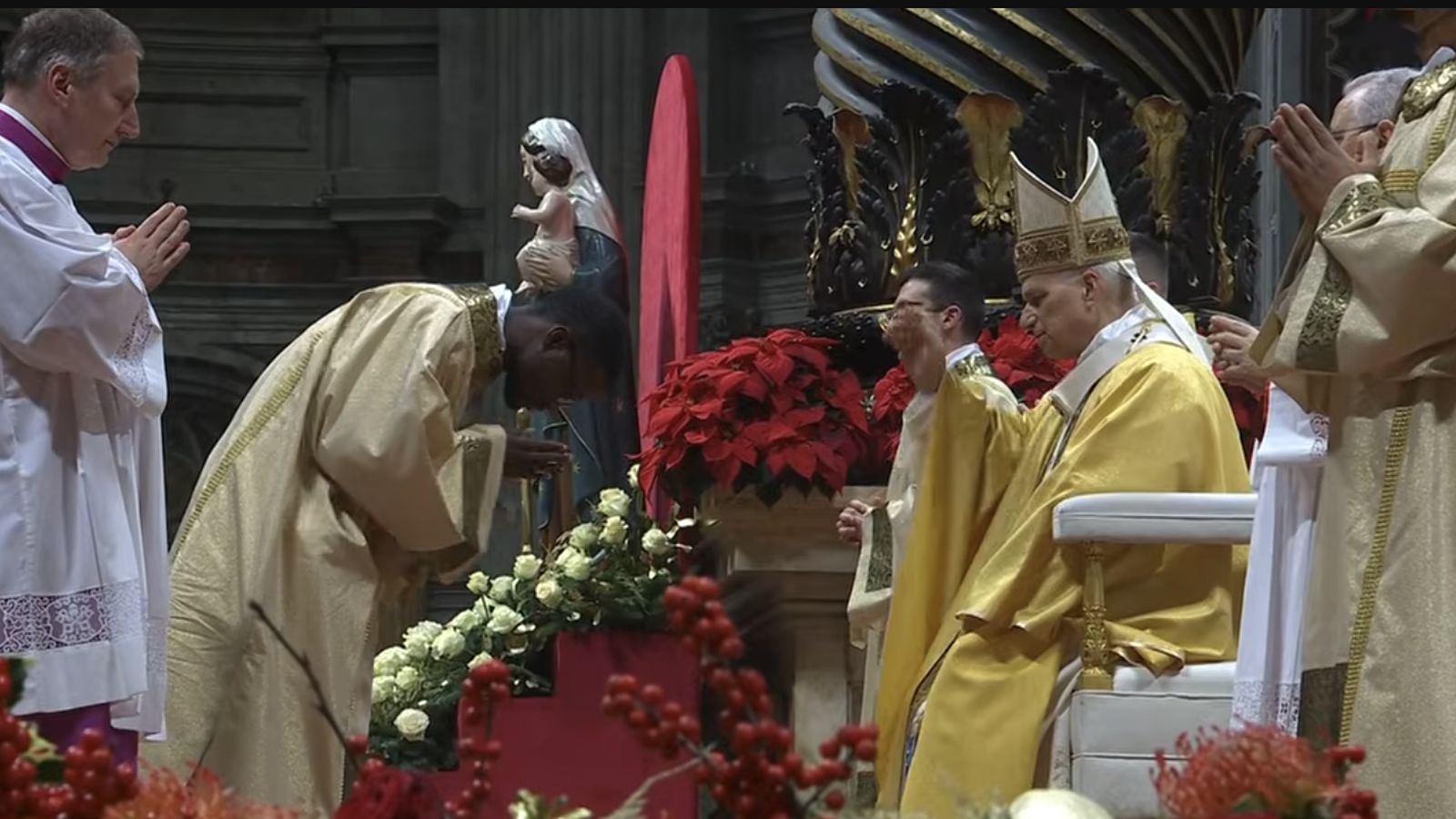 León XIV, durante la misa del Gallo