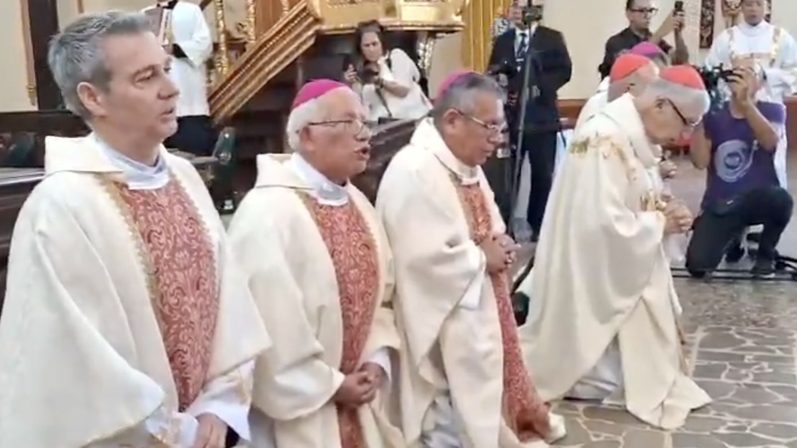Bertomeu y los cardenales Castillo y Barreto se arrodillan ante las víctimas del Sodalicio