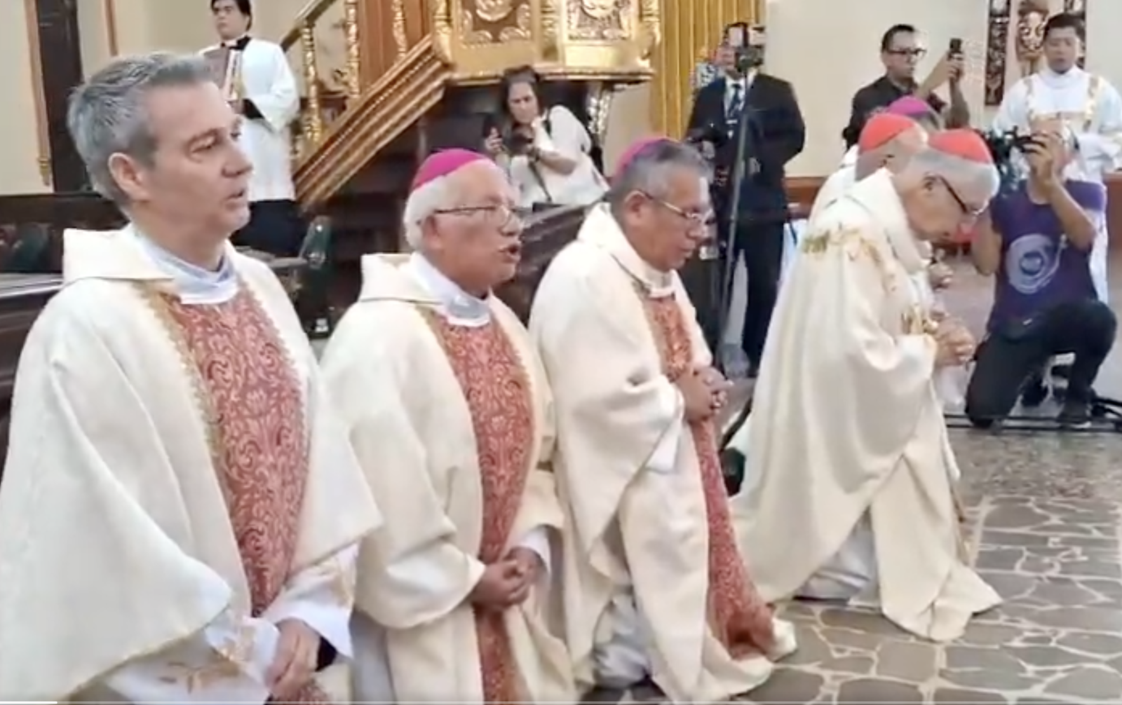 Bertomeu y los cardenales Castillo y Barreto se arrodillan ante las víctimas del Sodalicio