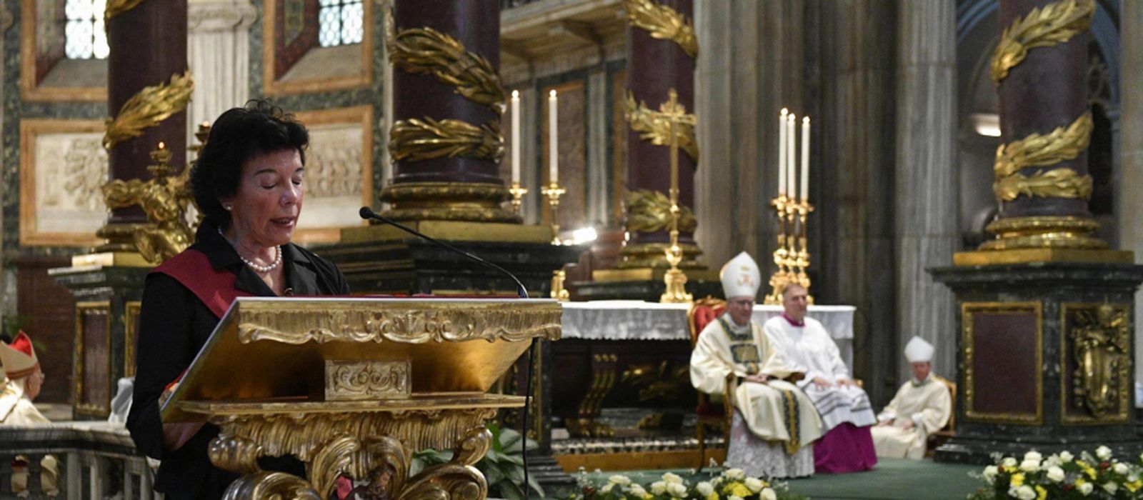 Isabel Celaá lee en la ceremonia que presidió Parolin