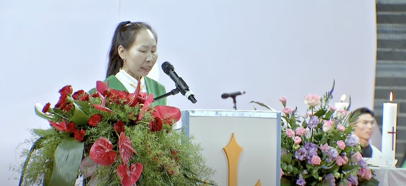 Una lectora, en la misa de Ulán-Bator