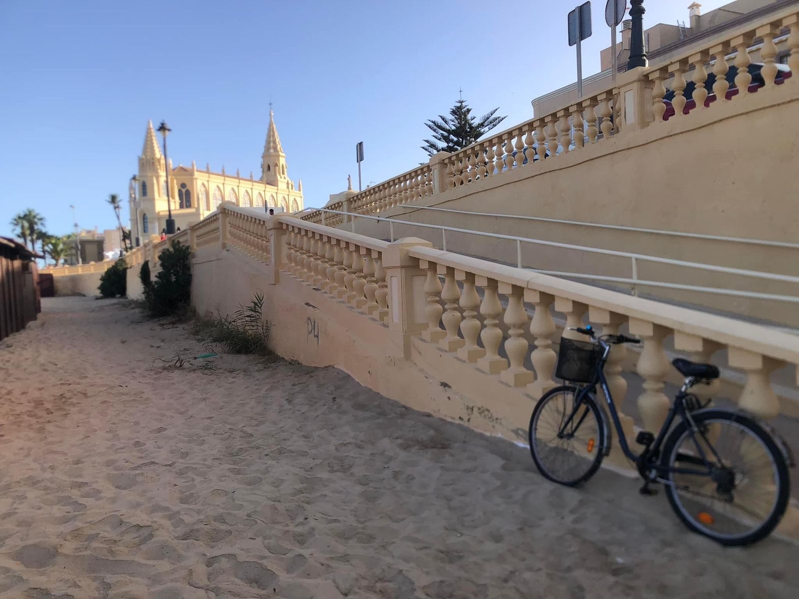 "Asuntas en el mar"  Las mujeres de la calle Aguilar (Chipiona)
