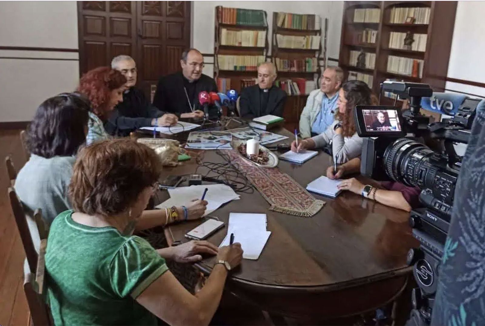 Jesús Pulido, obispo de Coria-Cáceres, con los periodistas